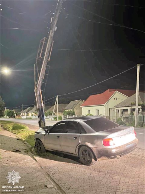 В Ужгороде водитель Audi протаранил электроопору и сбежал