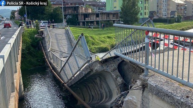 В Словакии мост рухнул, когда на нем находилась женщина 