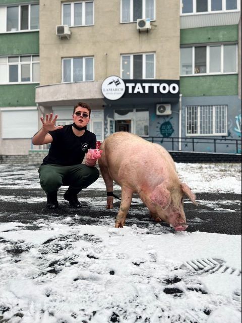 Купола на свинье: В Киеве тату-студия попала в эпицентр хайпового скандала
