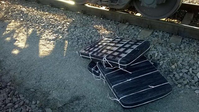 В Закарпатье таможенники нашли в товарном поезде тюки с сигаретами