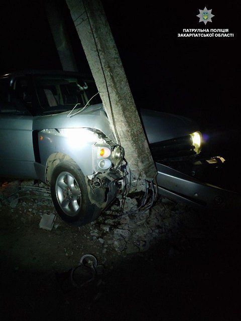 ДТП в Ужгороде: Range Rover, уходя от погони полиции, врезался в электроопору