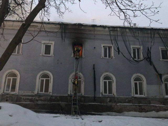 Горит здание, относящееся к монастырскому комплексу Киево-Печерской лавры