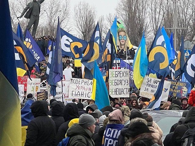  Пётр Порошенко прибыл в Киев.