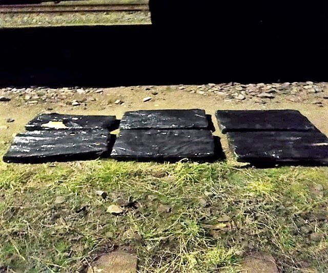 В Закарпатье в поезде с рудой откопали партию контрабанды