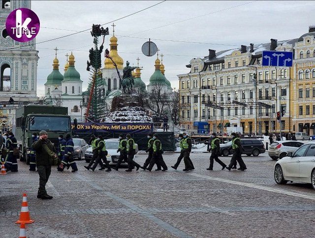 Судят Порошенко: В Киеве уже начались потасовки, в ход пошел слезоточивый газ