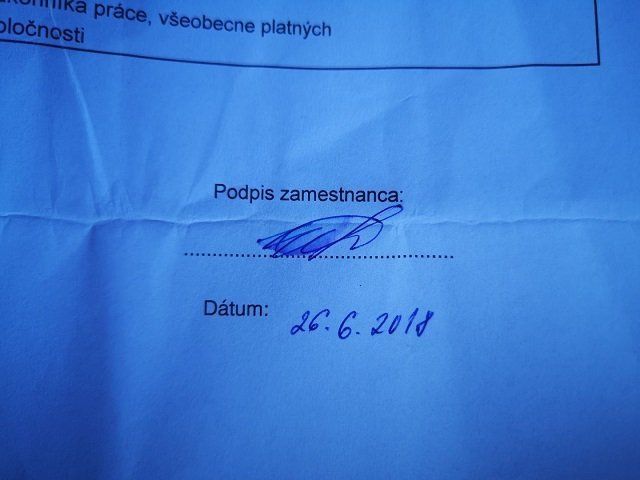 «На одном контракте есть моя подпись, а другой - не моя», - сказал Анатолий (43 года), указав на две разные подписи на контрактах с компанией