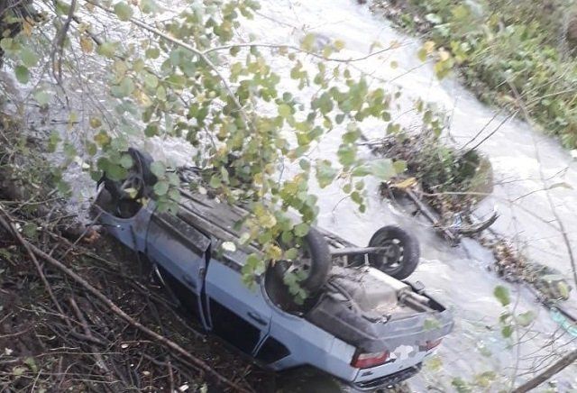 В Закарпатье пьяный водитель устроил аварию: ВАЗ на крыше заехал в реку