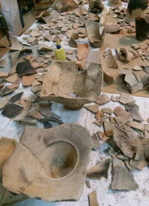В Закарпатье во время реставрации Невицкого замка откопали неизвестный подвал и артефакты