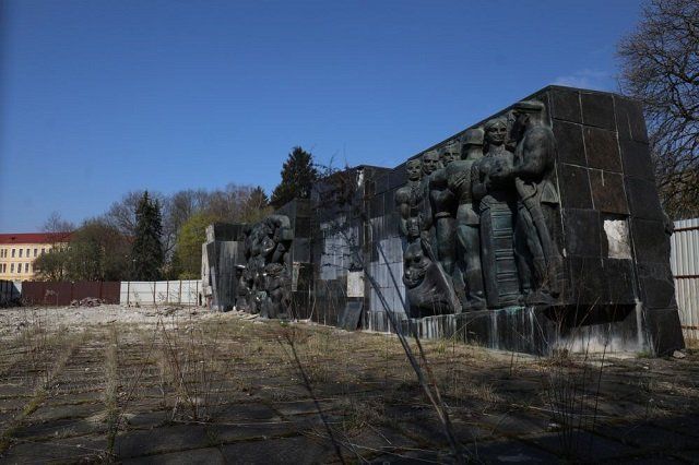 Во Львове начали уничтожение памятника воинам Красной Армии