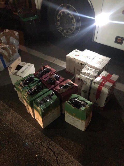 Попадос!: В Закарпатье на границе таможенники конфисковали колбасу, вино и Kinder Maxi