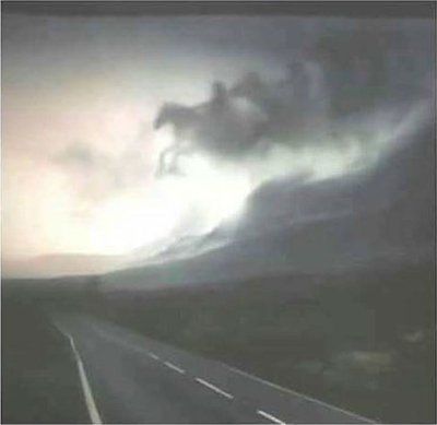 Облака в виде всадников на лошадях над "дрогой смерти"
