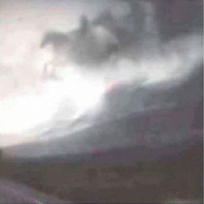 Облака в виде всадников на лошадях над "дрогой смерти"