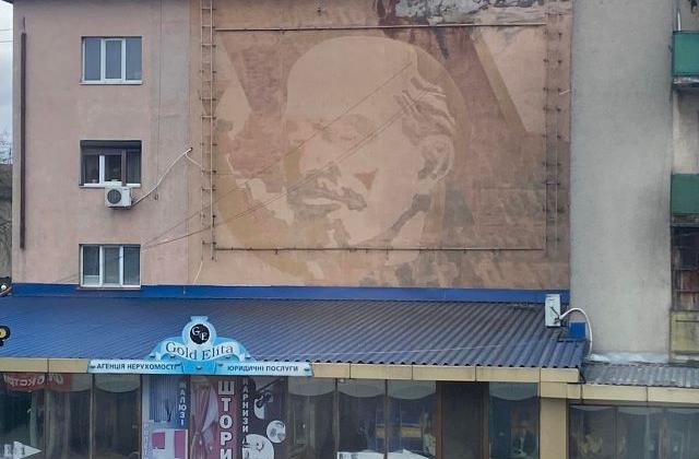 В Ужгороде на проспекте "ликвидировали" Ленина, новый мурал почти закончили
