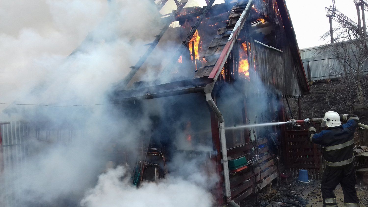 Воловецькі рятувальники ліквідували загорання господарської будівлі