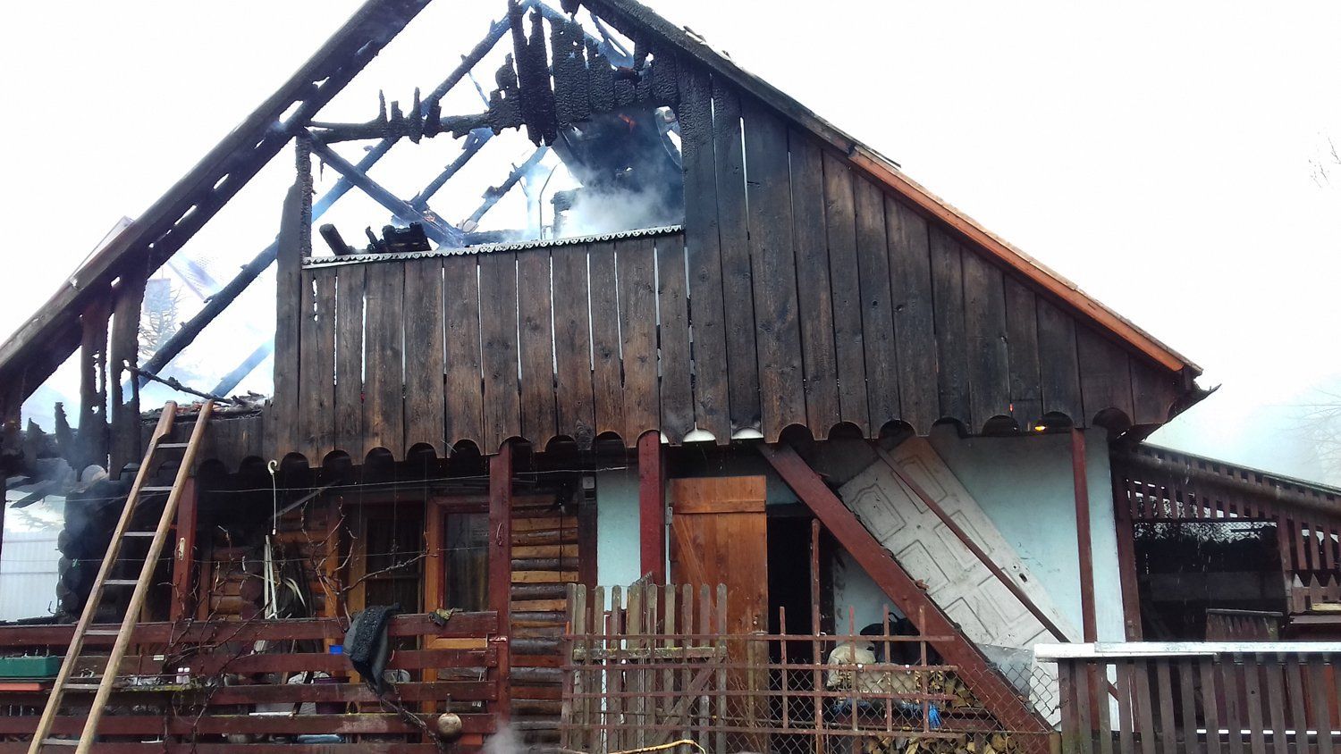 Воловецькі рятувальники ліквідували загорання господарської будівлі