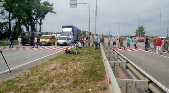 Участники АТО требовали свои участки, перекрыв трассу Киев-Чоп