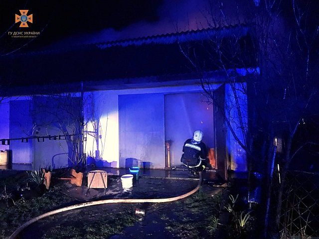В Виноградово горел гараж, пожар заметили соседи 