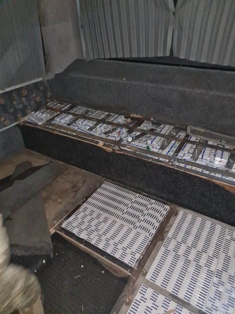 Масштабную контрабанду нашли под полом, в потолке и креслах туравтобуса на границе в Закарпатье