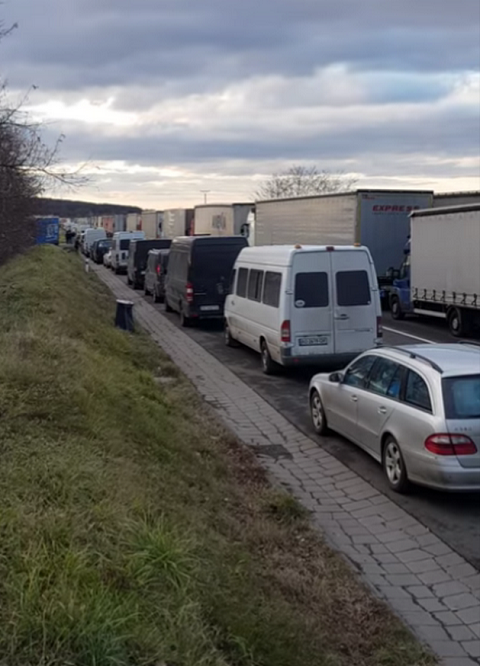 В Словакии, на границе с Закарпатьем, бесконечная очередь: заробитчане едут домой 