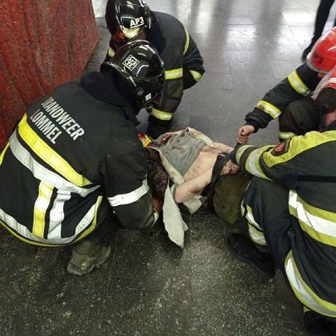 В Киеве молодая девчонка попала под колеса поезда метро и выжила
