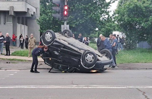 ДТП с перевертышем в Ужгороде: От удара при столкновeнии Mercedes «приземлился» на крышу