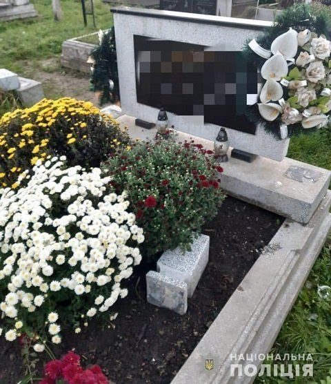 В Закарпатье поймали юных вандалов, осквернивших могилы на кладбище