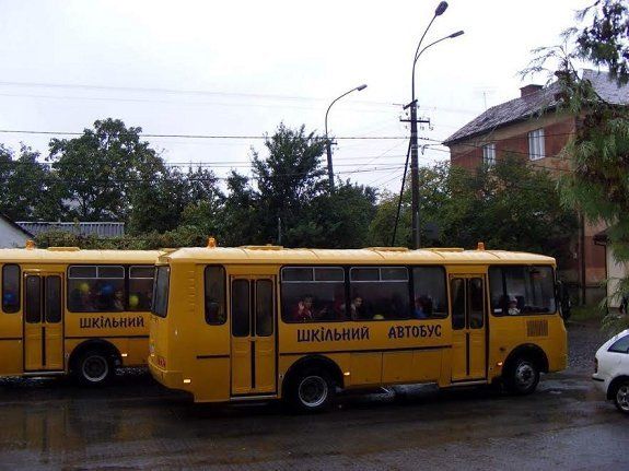 Москаль вручил ключи от новых школьных автобусов