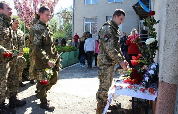 В Мукачево установили мемориальную доску Михаилу Покидченку