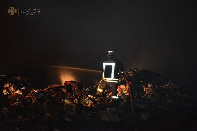 В Закарпатье со вчерашнего дня пылает мусорная свалка