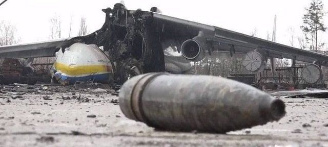  Остатки нашего крупнейшего грузового самолета Ан-225 "Мрія" в разбитом аэропорту Гостомеля. 