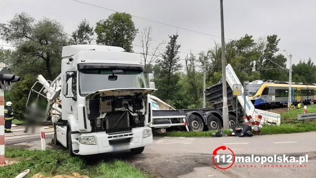 Украинец на грузовике попал в жесткое ДТП с поездом в Польше