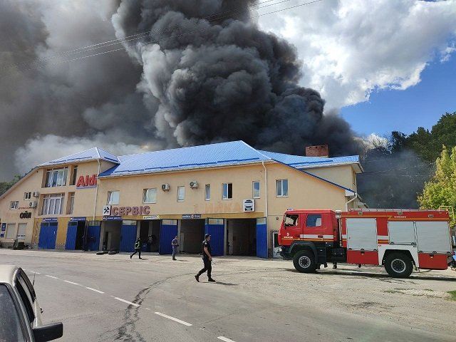 В Мукачево на автосервисе разбушевался масштабный пожар 