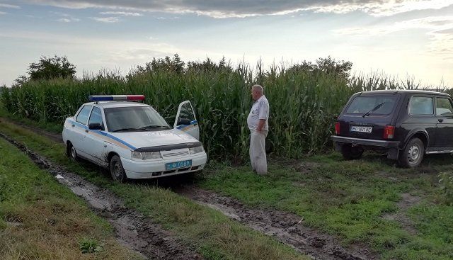  Под Тернополем поймали экс-мэра города Черткова, который воровал на чужом огороде лук и капусту.