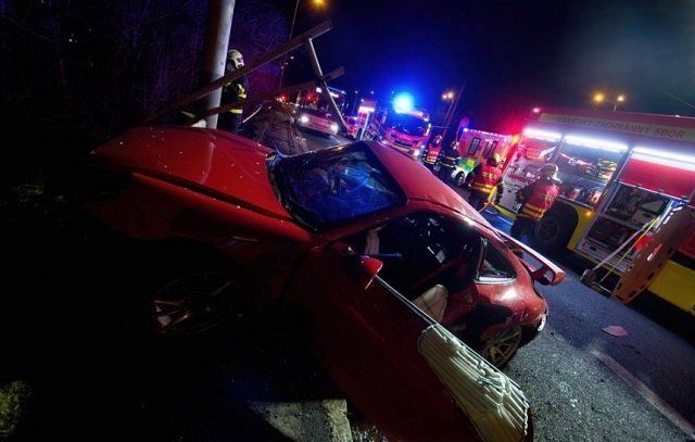 Страшная авария в Чехии: Разбился шикарный Porsche, зажатого пассажира вытаскивали спасатели 