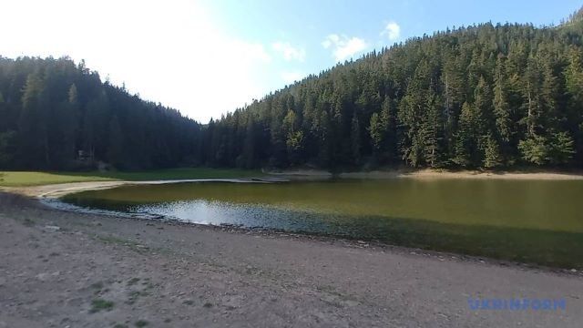 Глубина озера Синевир в Закарпатье достигла своего исторического минимума
