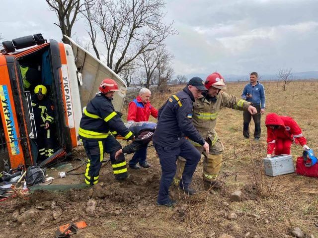 Жесткая авария в Закарпатье: Грузовик слетел с трассы и перевернулся