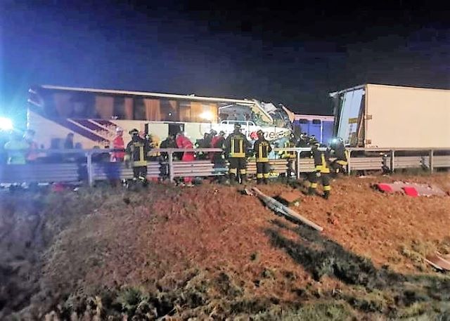 В Италии автобус с туристами из Украины протаранил фуру - 15 пострадавших