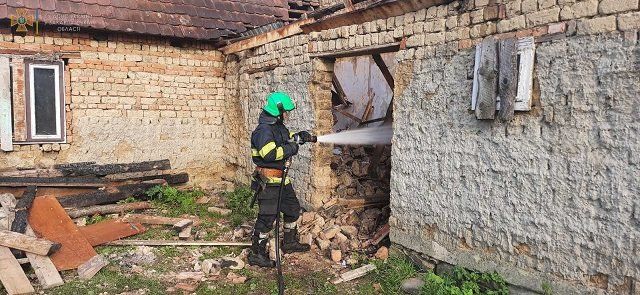 В Закарпатье пожарные три часа тушили заброшенный дом