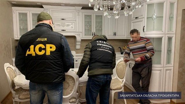 В Закарпатье сельского голову-коррупционера отстранили от должности 