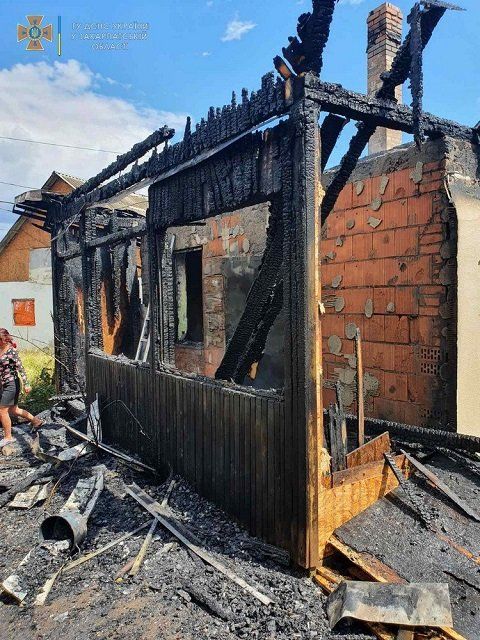 Мог сгореть дотла: В Закарпатье пылающий дом заметили соседи