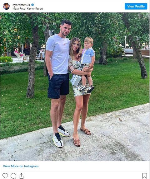 После Евро-2020 футболисты находятся в отпуске - Яремчук с женой и ребенком 