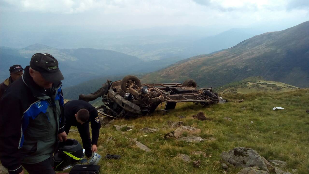 Батько із сином із Києва розбилися насмерть на "доджі" в горах Закарпаття