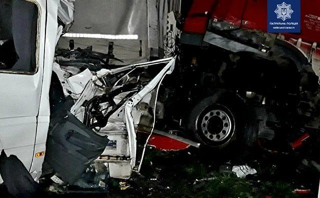 Масштабная смертельная авария под Киевом: 5 человек погибли, 18 – травмированы