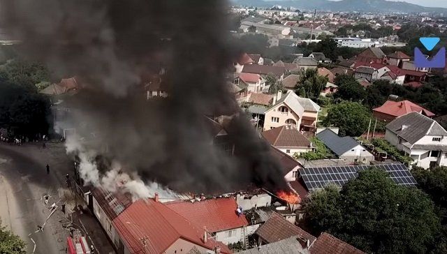 Появились кадры с места пожара в Мукачево