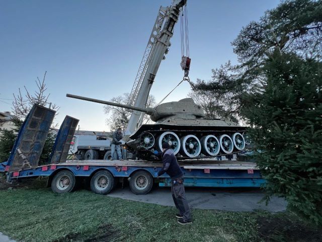 В Закарпатье советский танк-памятник отправили на "ответственное хранение" 