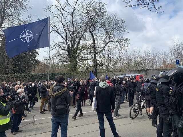 В столице Чехии митинг перед российским посольством закончился потасовкой 
