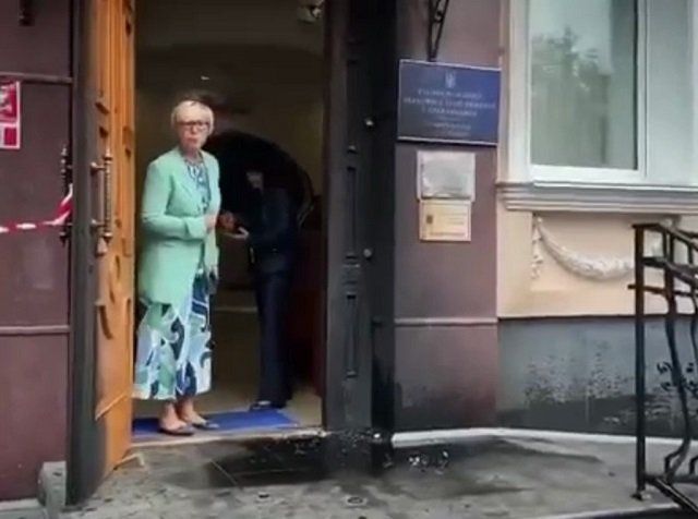 В Киеве в офис уполномоченного по правам человека бросили «коктейль Молотова» 