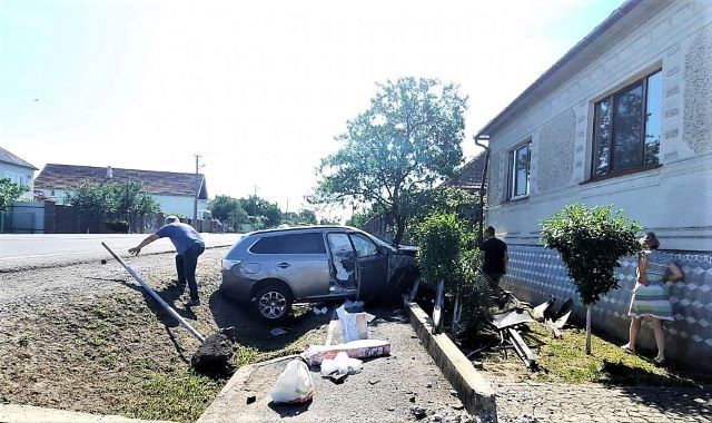 ДТП в Закарпатье: Авто улетело прямо в забор, передок всмятку