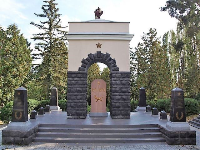  В Ужгороді на Пагорбі Слави демонтують комуністичну символіку
