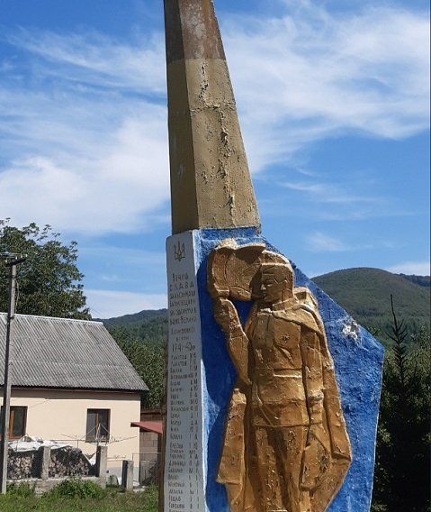 В Закарпатье демонтировали памятники советскому солдату